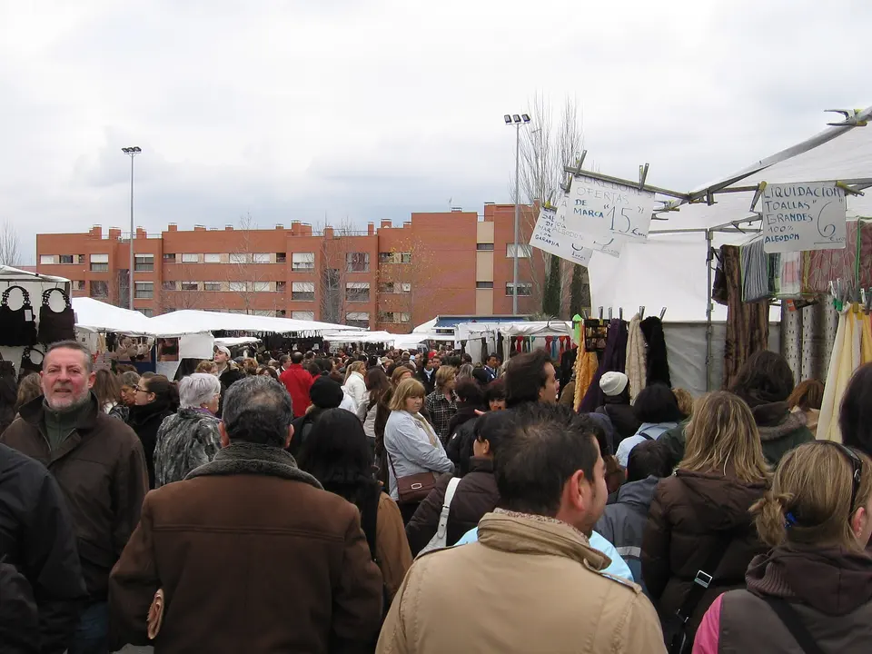 Gente comprando en el mercadillo
